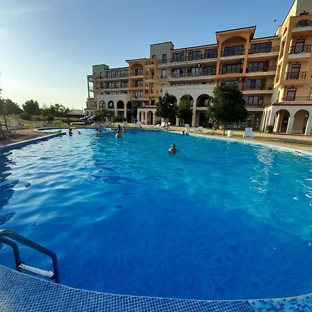 Golf In Lighthouse Golf & *