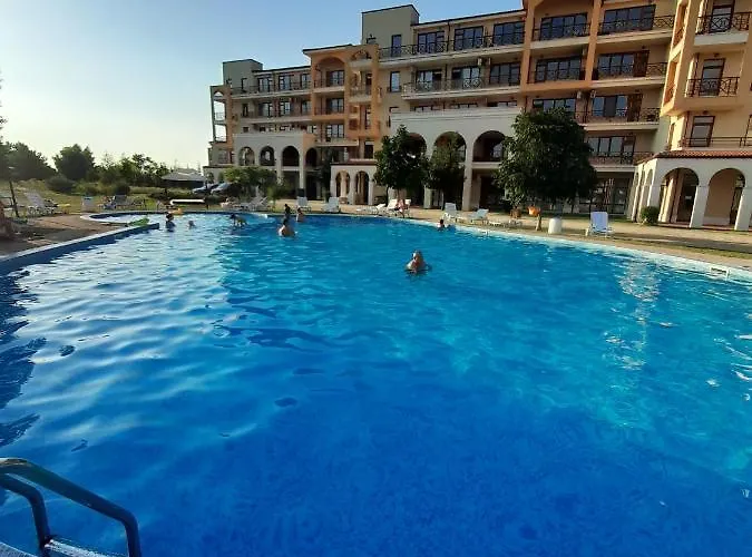 Golf In Lighthouse Golf & *