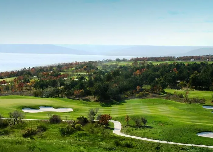 Golf In Lighthouse Golf & *